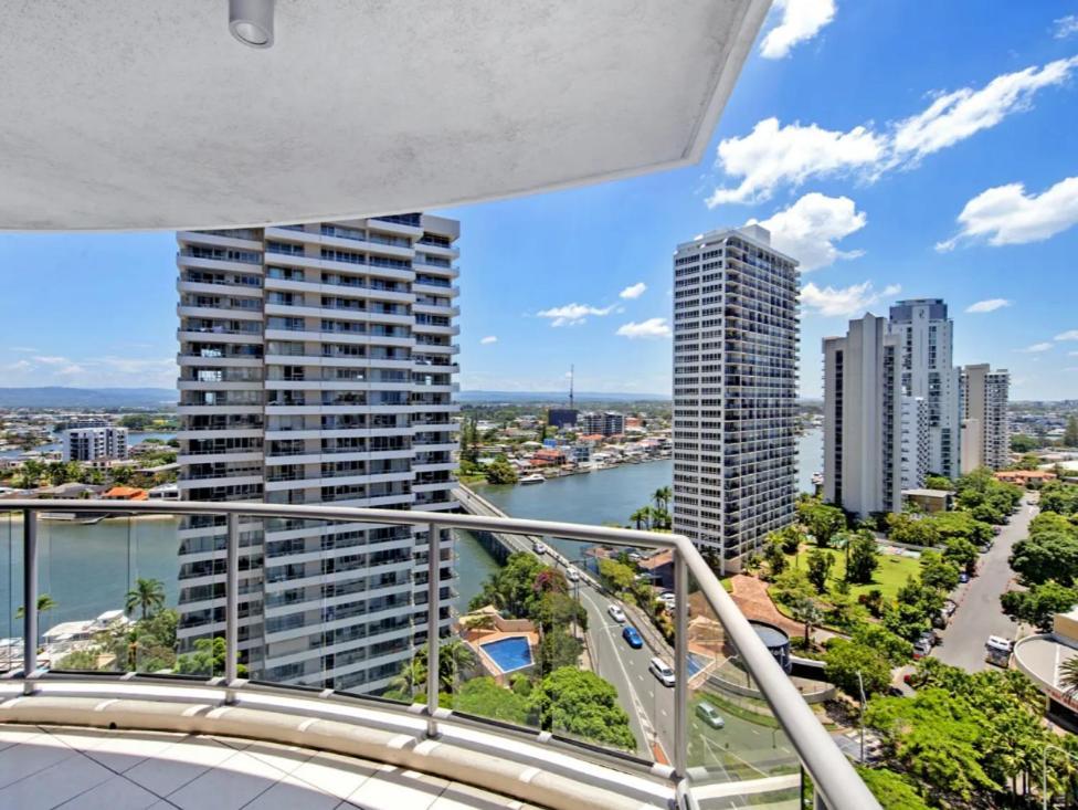 Apartment Towers Of Chevron - Private *