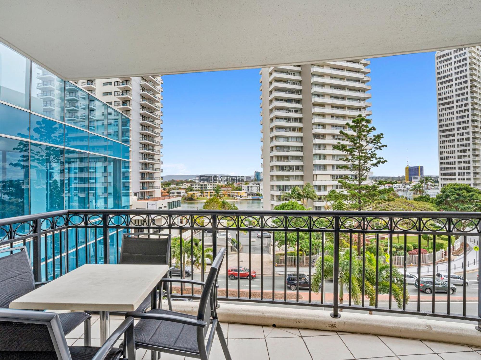 Apartment Towers Of Chevron - Private *