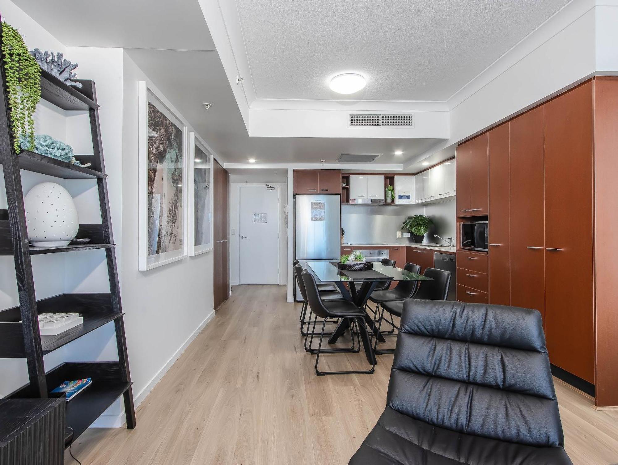 Towers Of Chevron - Private Apartment *