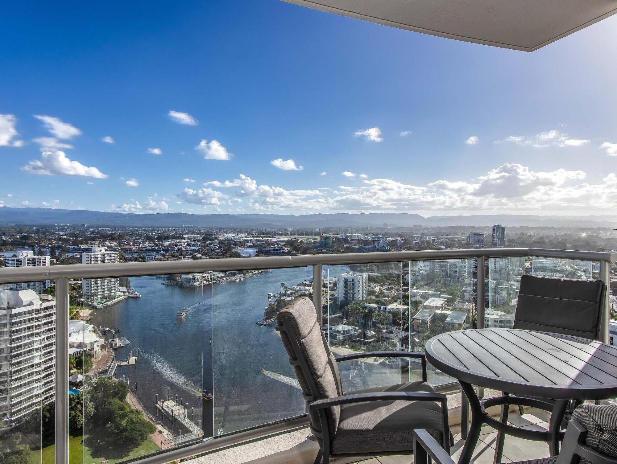 Towers Of Chevron - Private Apartment