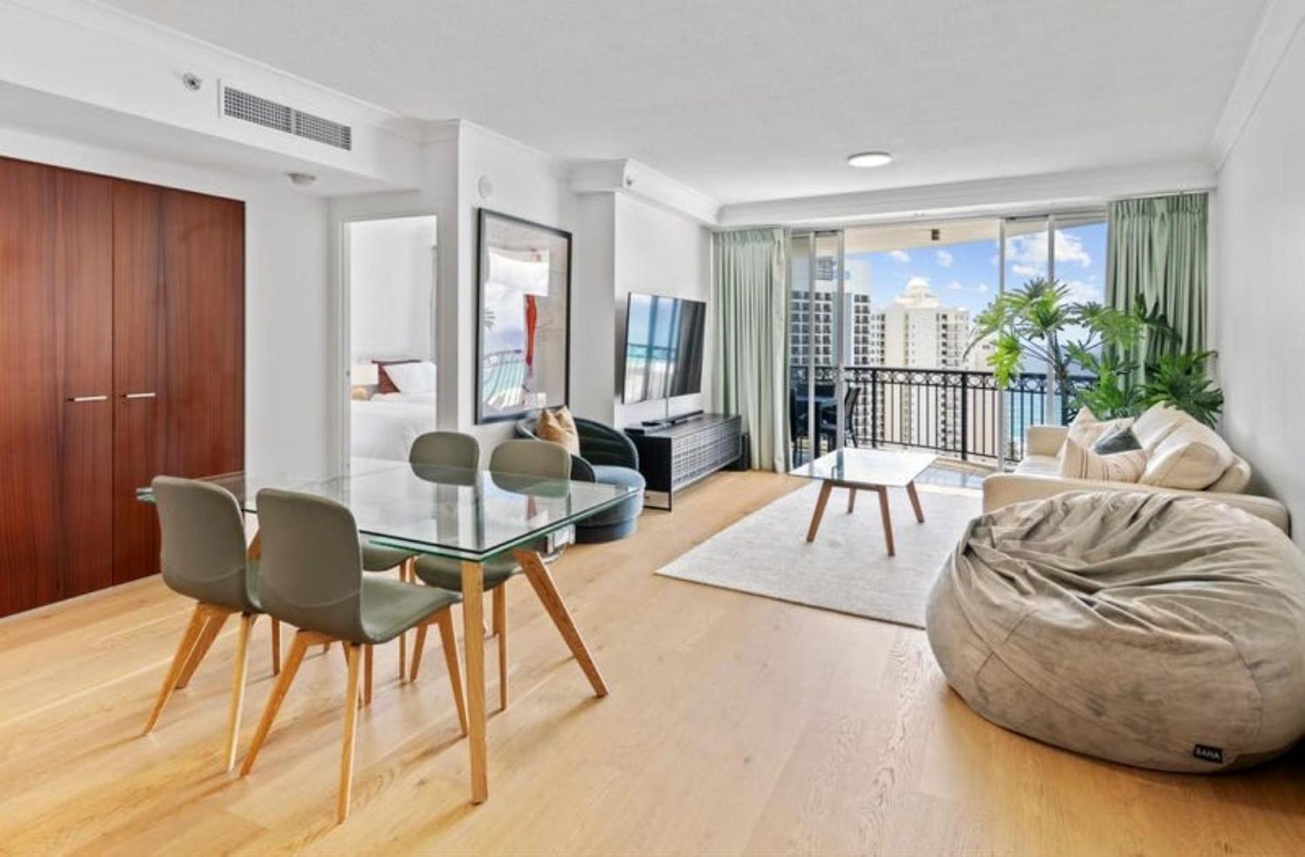 Towers Of Chevron - Private Apartment