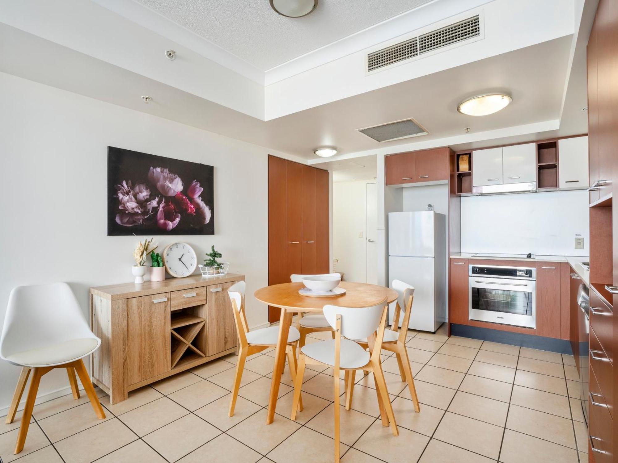 Towers Of Chevron - Private Apartment *